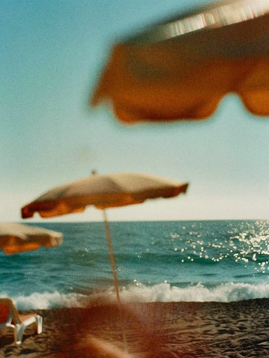 Plage méditerranéenne floue sous des parasols orange