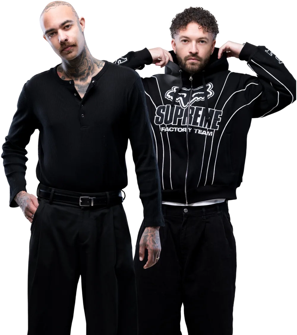 Cesar et Christopher François, le duo Moarasiá, vêtus de noir